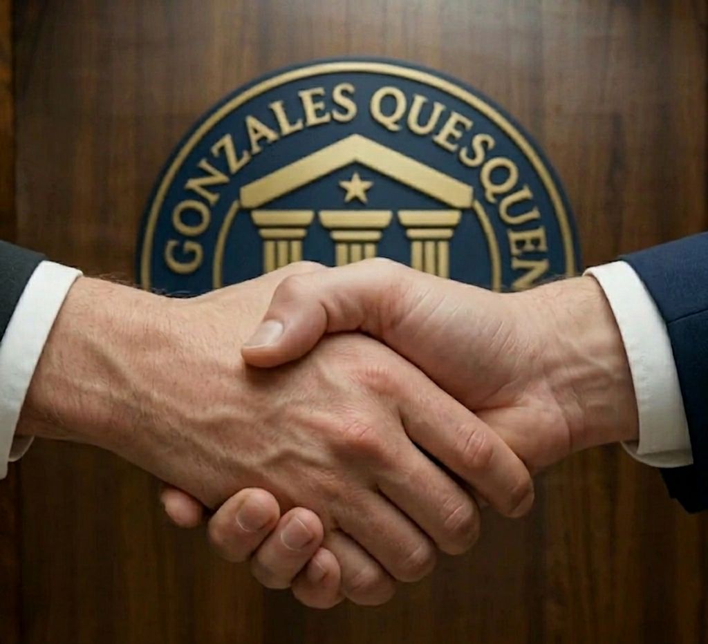 Apretón de manos sobre el sello del estudio: acuerdo y confianza